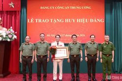 Thứ trưởng Lê Quốc Hùng đón nhận Huy hiệu 35 năm tuổi Đảng