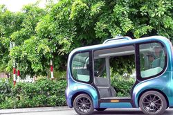 Hà Nội thử nghiệm xe buýt tự hành, robotaxi, robot giao hàng