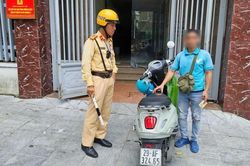 Xử phạt tài xế dùng băng dính dán biển số xe để tránh phạt nguội