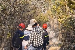Cảnh sát giải cứu 2 người mắc kẹt trong đám cháy rừng