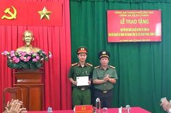 Trao trợ cấp đột xuất cho c&aacute;n bộ C&ocirc;ng an bị thương khi l&agrave;m nhiệm vụ