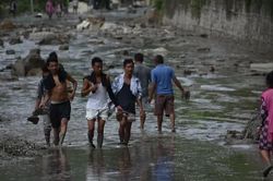 Lũ quét tại Nepal - Tây Tạng: Thương vong không ngừng tăng