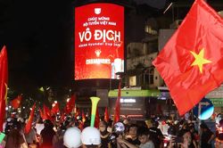 Cổ động vi&ecirc;n H&agrave; Nội ăn mừng chức v&ocirc; địch của ĐT Việt Nam