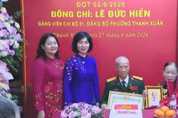 Ghi nhận c&ocirc;ng lao của c&aacute;c Đảng vi&ecirc;n l&atilde;o th&agrave;nh