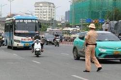 CSGT H&agrave; Nội xử phạt 267 xe kh&aacute;ch, xe tải vi phạm