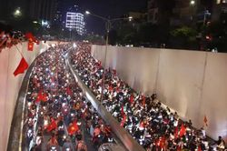 Cổ động viên Thủ đô ăn mừng chức vô địch của đội tuyển Việt Nam