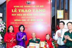 Đảng viên lão thành là 'cột mốc sống' của lịch sử