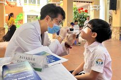 Nguy cơ l&acirc;y lan bệnh tay ch&acirc;n miệng khi học sinh trở lại trường học