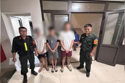 Xử l&yacute; ba nam thanh ni&ecirc;n giấu dao trong cốp đi b&atilde;o