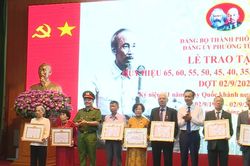 Phường Từ Liêm trao Huy hiệu Đảng tặng Đảng viên lão thành