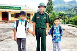Những người lính quân hàm xanh Lào Cai 'nâng bước em đến trường'