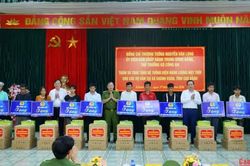 Thứ trưởng Bộ Công an Nguyễn Văn Long trao tặng hệ thống điện năng lượng mặt trời tại xã Khánh Xuân