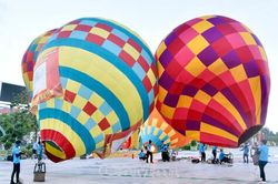 Khinh khí cầu sẵn sàng cho ngày hội văn hoá