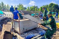 X&atilde; Đất Mũi kịp thời hỗ trợ hộ d&acirc;n bị lốc xo&aacute;y