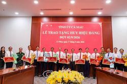 Vinh dự nhận Huy hiệu Đảng trong niềm tự hào ngày Quốc khánh