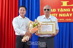 Trao tặng Huy hiệu Đảng cho đảng viên cao niên