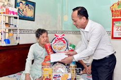 Chủ tịch HĐND tỉnh Phạm Văn Thiều thăm, tặng quà gia đình chính sách