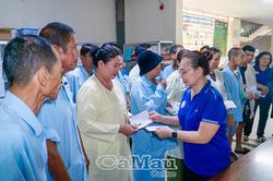 Hội Nh&acirc;n T&acirc;m trao qu&agrave; cho bệnh nh&acirc;n kh&oacute; khăn