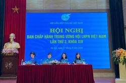 Mỗi Ủy vi&ecirc;n Ban Chấp h&agrave;nh Trung ương Hội LHPN Việt Nam hỗ trợ &iacute;t nhất 1 trẻ em kh&oacute; khăn