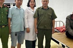 Trong đêm mưa bão, Công an Hà Nội kịp thời cứu người đàn ông gục bên đường