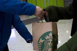 Giao đơn Starbucks, shipper 78 tuổi nhận khoản tiền tip gần 26 tỷ đồng