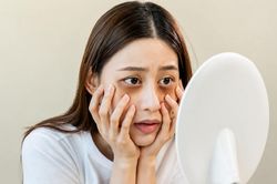 Thức dậy với đôi mắt sưng húp, quầng thâm đậnm: 9 cách cải thiện đơn giản cho bạn