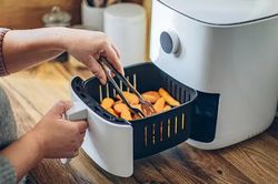 5 lỗi cần bỏ ngay khi dùng nồi chiên không dầu: Món ăn kém ngon, nồi lại dễ hỏng