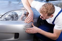 Xe ô tô bị xước nhẹ, bạn có thể tự xử lý tại nhà với chi phí chỉ vài chục nghìn