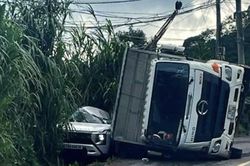 Xe tải lật đè ô tô 7 chỗ chạy cùng chiều khiến hai người thương vong
