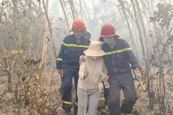 Cứu 2 người mắc kẹt gần đ&aacute;m ch&aacute;y tr&ecirc;n n&uacute;i Vũng Chua