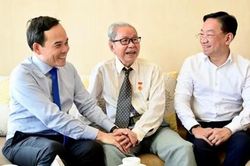 B&iacute; thư Th&agrave;nh ủy Trần Lưu Quang trao Huy hiệu cho c&aacute;c đảng vi&ecirc;n 80 năm tuổi Đảng
