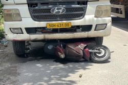 Hai ông cháu trên đường về nhà ăn cơm bị xe container tông thương vong