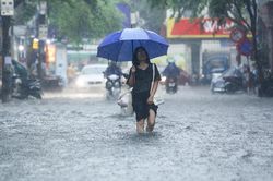 Dự báo thời tiết ngày 27/8: Miền Bắc hứng mưa, đề phòng dông lốc
