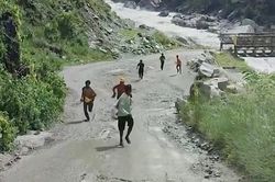 Video chạy tho&aacute;t tử thần khi lũ qu&eacute;t như tận thế ch&ocirc;n v&ugrave;i l&agrave;ng mạc Nepal