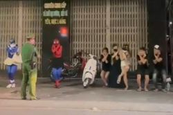 Nhóm thiếu niên 'đi bão' không đội mũ bảo hiểm, cảnh sát phạt 'thụt dầu' tại chỗ