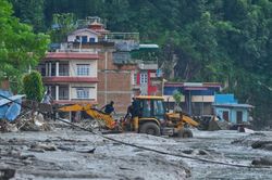Vụ sạt lở mạnh như động đất, tr&uacute;t khối nước khổng lồ xuống bi&ecirc;n giới Nepal