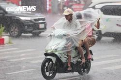 Hà Nội mưa lớn giờ tan tầm, đề phòng dông lốc, gió giật mạnh