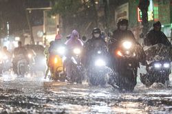 Đường phố Hà Nội ngập cục bộ rồi nhanh chóng thoát nước sau trận mưa lớn