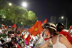 Biển người nhuộm đỏ phố phường mừng chiến thắng