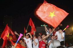 Biển người đổ ra đường mừng tuyển Việt Nam vô địch