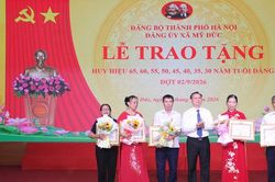 Đảng bộ x&atilde; Mỹ Đức trao Huy hiệu Đảng tặng c&aacute;c đảng vi&ecirc;n l&atilde;o th&agrave;nh