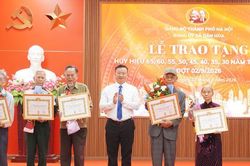 Đảng ủy x&atilde; D&acirc;n H&ograve;a trao Huy hiệu Đảng tặng 93 đảng vi&ecirc;n