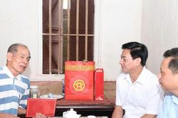 Bất Bạt: Thăm, tặng quà người có công dịp Quốc khánh 2-9