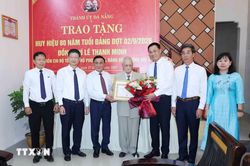 Thường trực Ban B&iacute; thư Trần Cẩm T&uacute; trao Huy hiệu 80 năm tuổi Đảng tại Đ&agrave; Nẵng