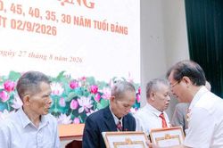 X&atilde; Ứng Thi&ecirc;n trao Huy hiệu Đảng đợt 2-9 cho 66 đảng vi&ecirc;n