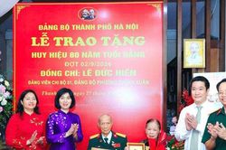 Đồng ch&iacute; Ph&ugrave;ng Thị Hồng H&agrave; trao Huy hiệu Đảng tặng đảng vi&ecirc;n l&atilde;o th&agrave;nh