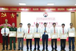 Yên Nghĩa: Trao Huy hiệu Đảng tặng 76 đảng viên, kết nạp 30 đảng viên mới