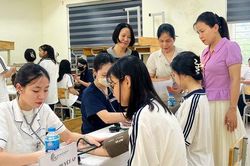 Phường Thượng Cát khám sức khỏe định kỳ miễn phí cho học sinh