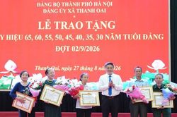Xã Thanh Oai trao tặng Huy hiệu Đảng đợt 2-9