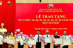 203 đảng viên phường Hoàng Mai đón nhận Huy hiệu Đảng đợt 2-9